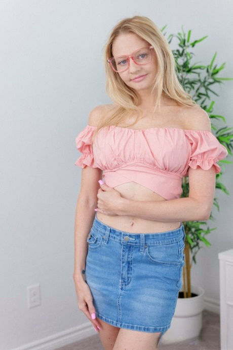 Redhead MILF Lauren Phillips Teaches Teen How To Get Her Off