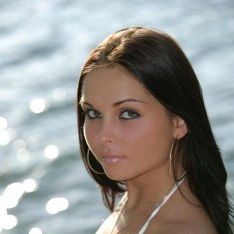 Brunette Lauryn May bionda con tette naturali fa sesso anale